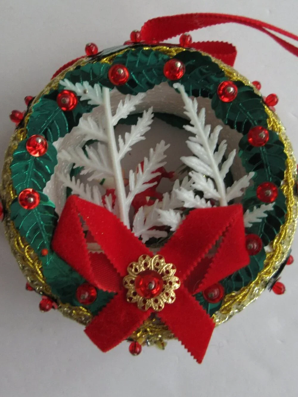 Push Pin Beaded Wreath Diorama Christmas Ornament Santa Kissing Mrs. Claus Vtg